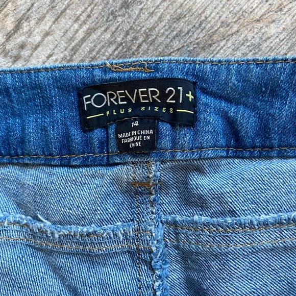 ✨Host Pick✨Forever 21 Denim Shorts - Picture 4 of 6